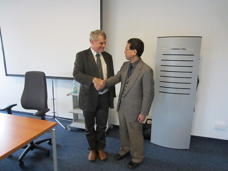 Koichi Morita aus Japan mit Karl Bubenheimer beim Besuch der Integra in Berlin