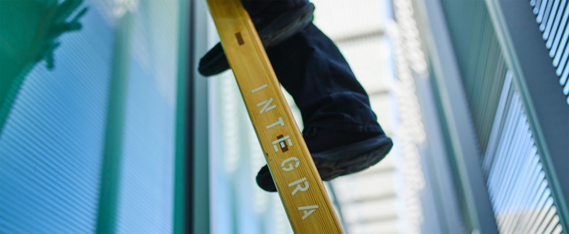 Integra Schriftzug auf Leiter
