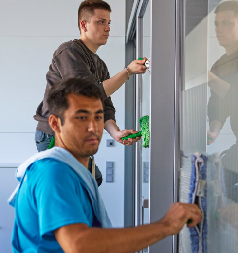 Zwei Männer bei Fensterreinigung
