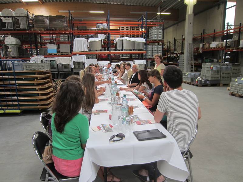 Dr. Klein mit ukrainischen Studenten bei der Integra